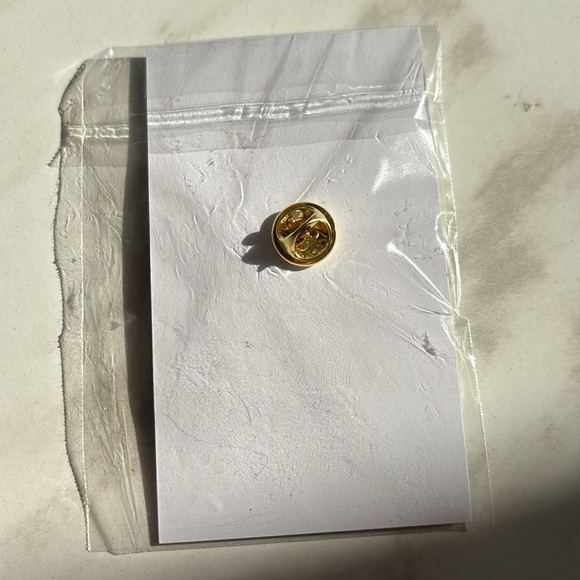 Hennessy Collectable Pin - Picture 2 of 3